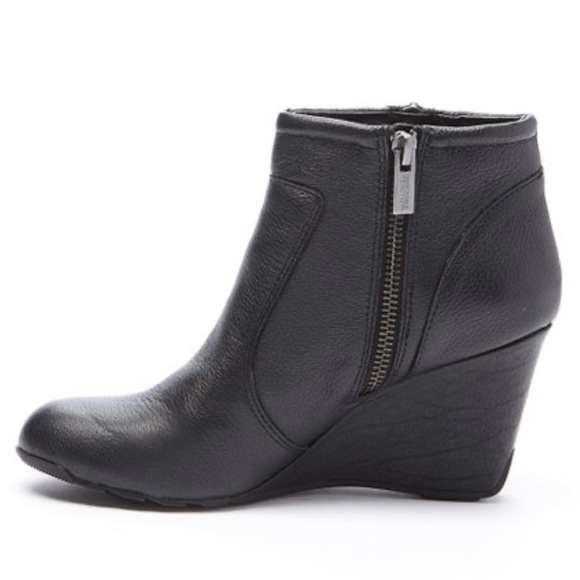 give your outfit a lift with its wedge, soft suede and cushioned footbed. - Picture 2 of 5